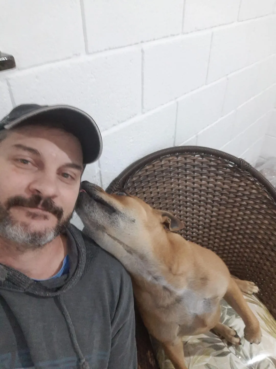 Rodrigo com a cachorra Moira
