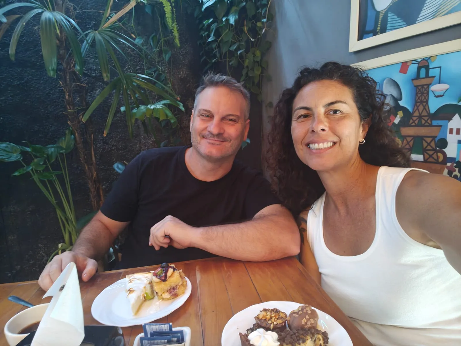 Rodrigo e Thaís à mesa de um café